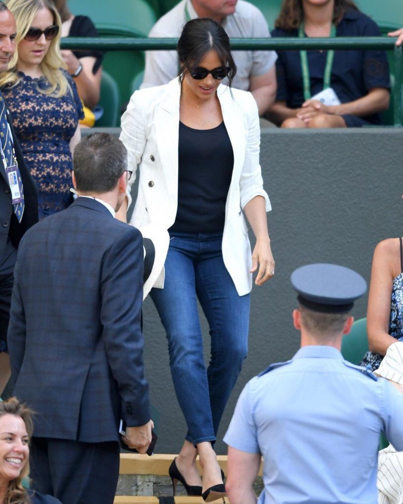 Эффектный выход герцогини Сассекской в джинсах и белом пиджаке - прекрасный образец для подражания.