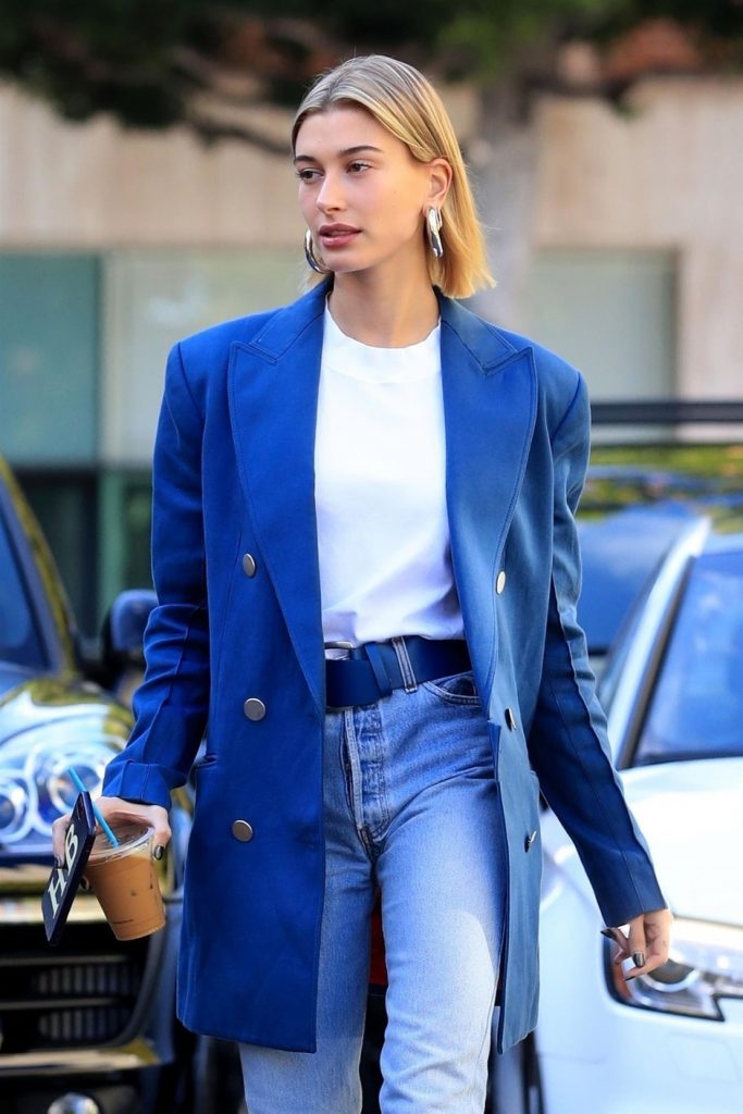 Синий пиджак - базовый элемент гардероба в этот сезоне, особенно круто смотрится с джинсами.
