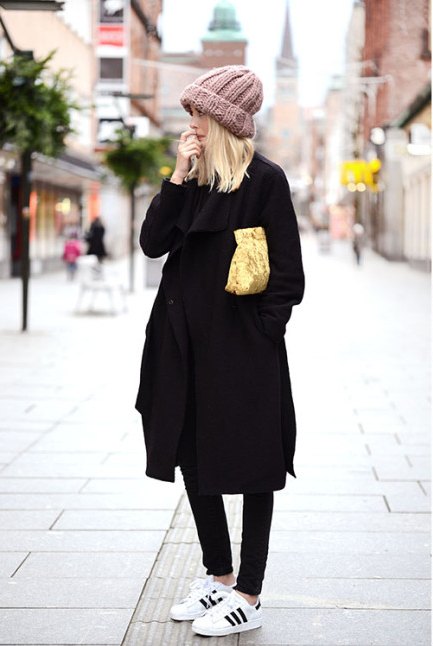 Самый модный образ текущего сезона: пальто оверзайз или «кокон», кроссовки и объемная вязанная шапка.