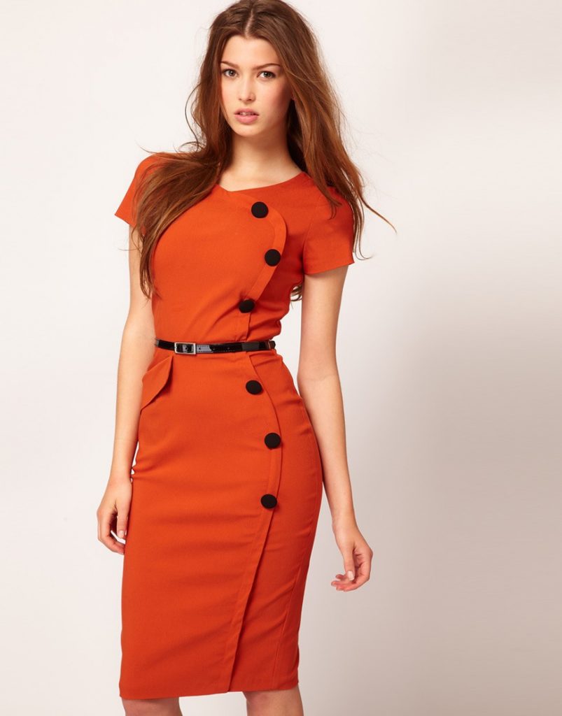 Силуэтное платье в морковном оттенке можно надеть на деловую встречу.