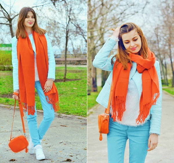 Красно-оранжевый шарф и сумочка — яркий акцент образа.