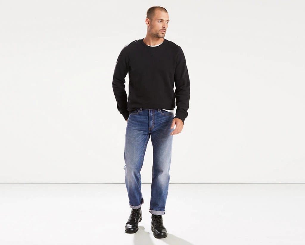 Пуловер и джинсы — лаконично и стильно.