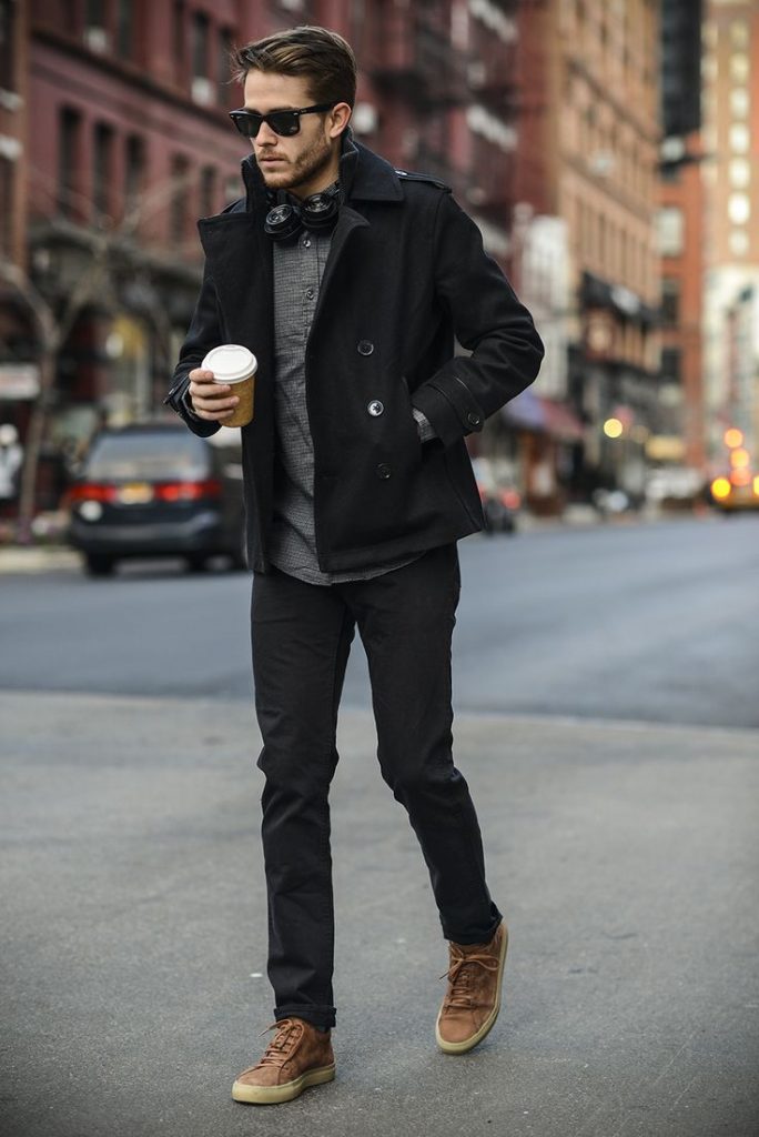В холодное время года джинсы отлично смотрятся с пальто-пиджаком.