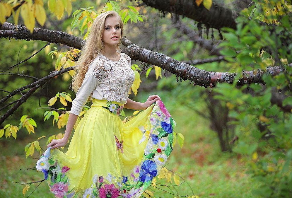 Шелковая юбка солнце с цветочным принтом выглядит романтично и ярко