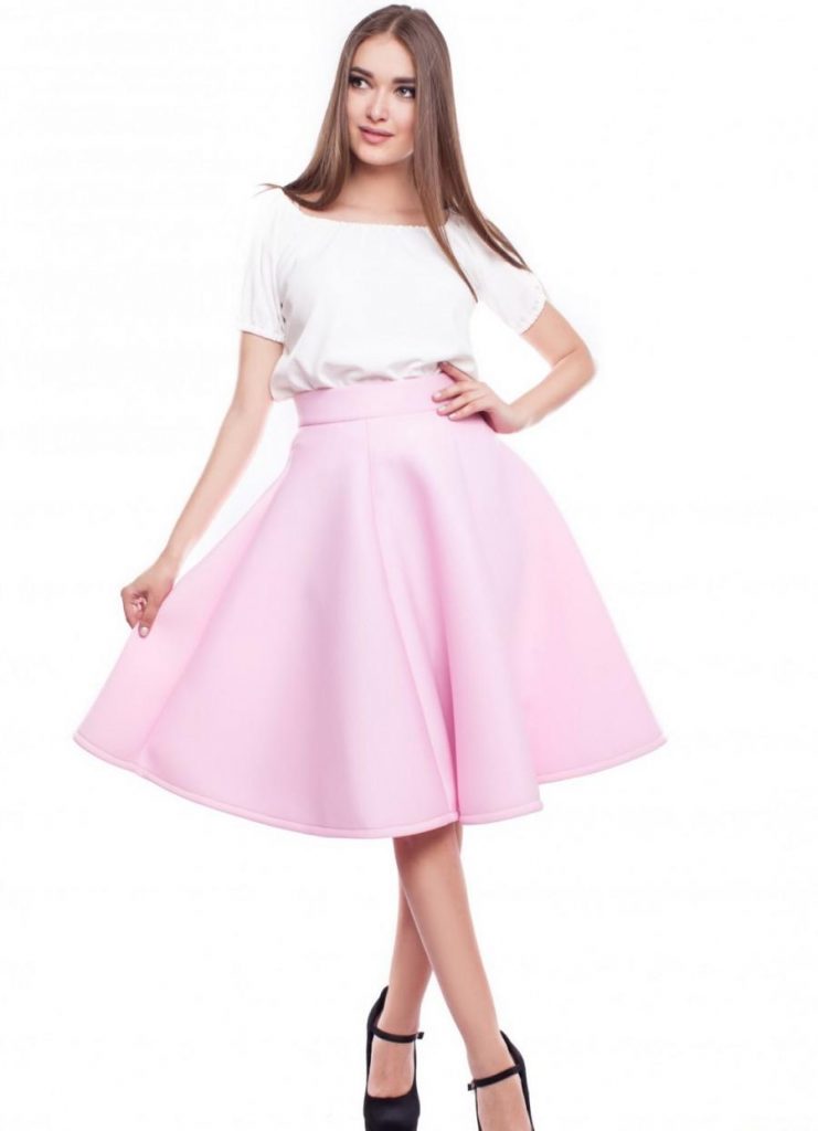 Яркая розовая юбка солнце – привлекательный наряд, притягивающий внимание
