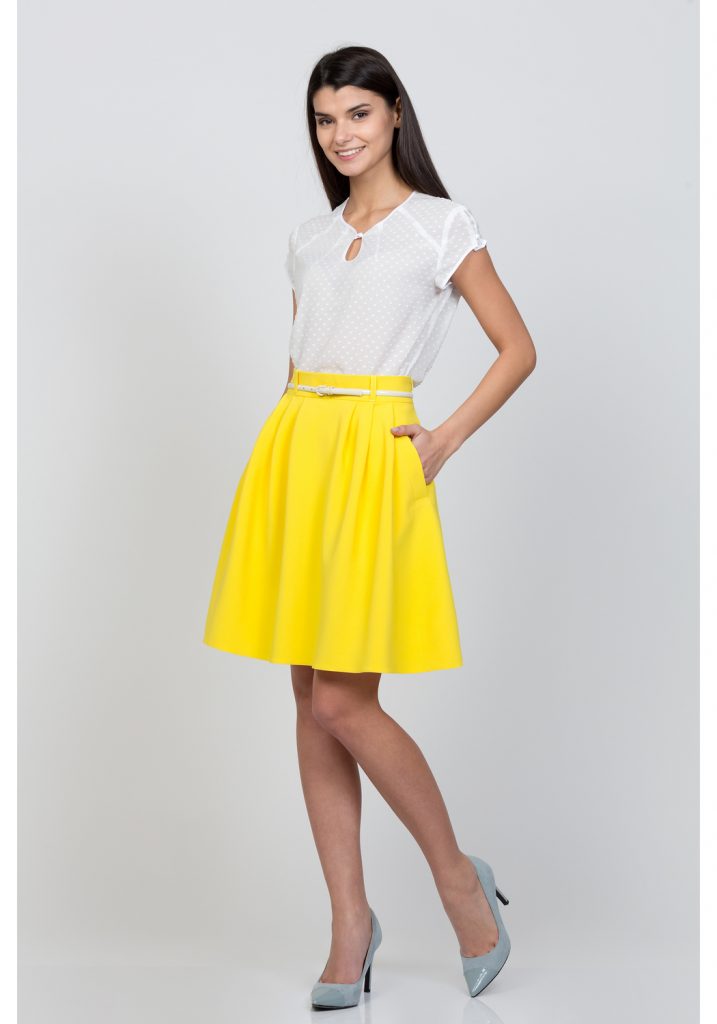 `Яркая желтая юбка солнце – лучшее цветовое решение для брюнеток