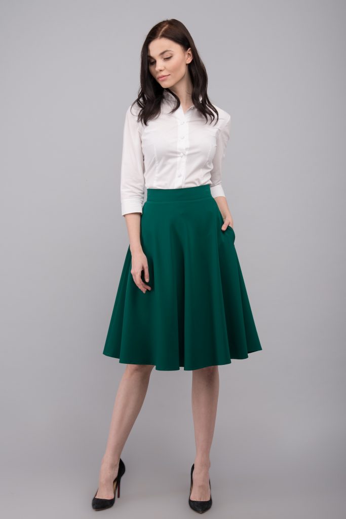 Классическая белая блузка – гармоничное дополнение делового лука с зеленой юбкой солнце