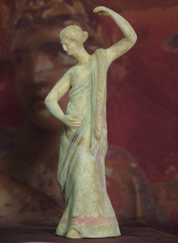 Каноны эллинизма, увековеченные в танагрских статуэтках – фигура типа «прямоугольник»