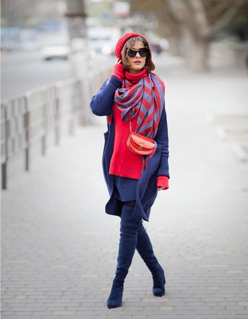 Броский синий делает возможным создавать с ботфортами такого цвета экстравагантные луки с контрастной одеждой красного цвета