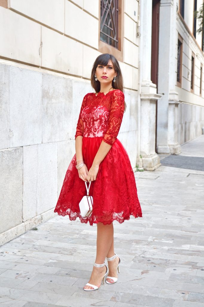 Красные нарядные платья лучше всего смотрятся с босоножками на каблуке.