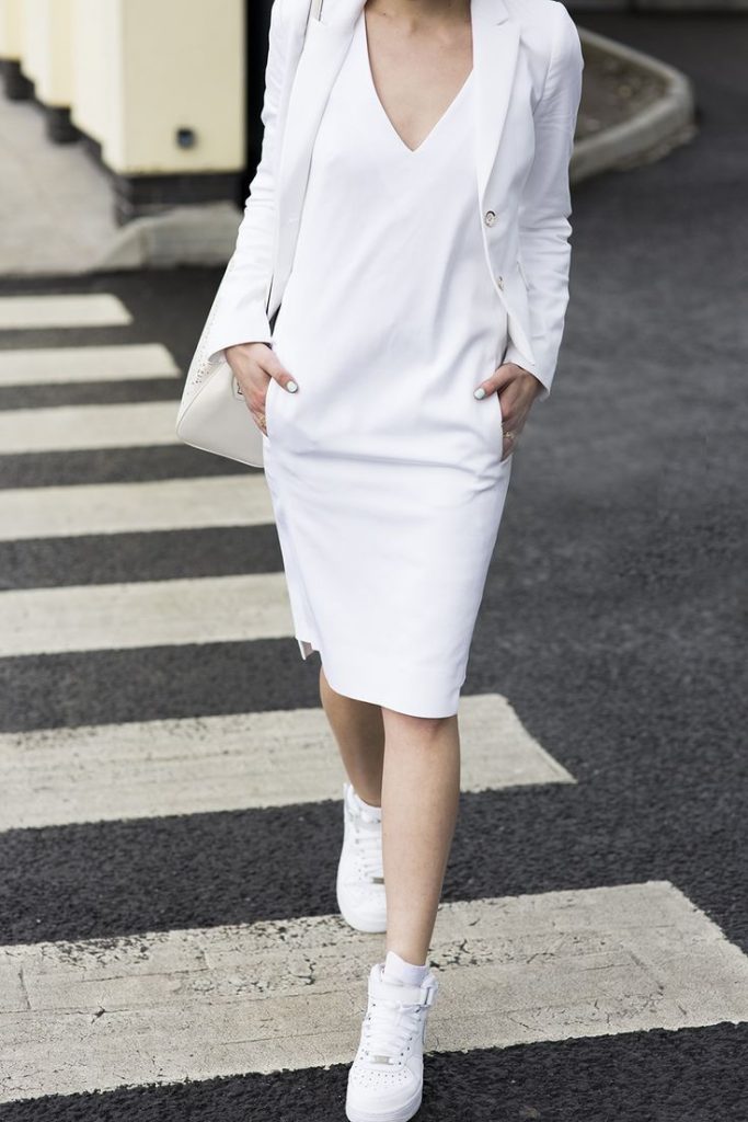 Тотал лук из лаконичного платья, кроссовок и пиджака белого цвета.