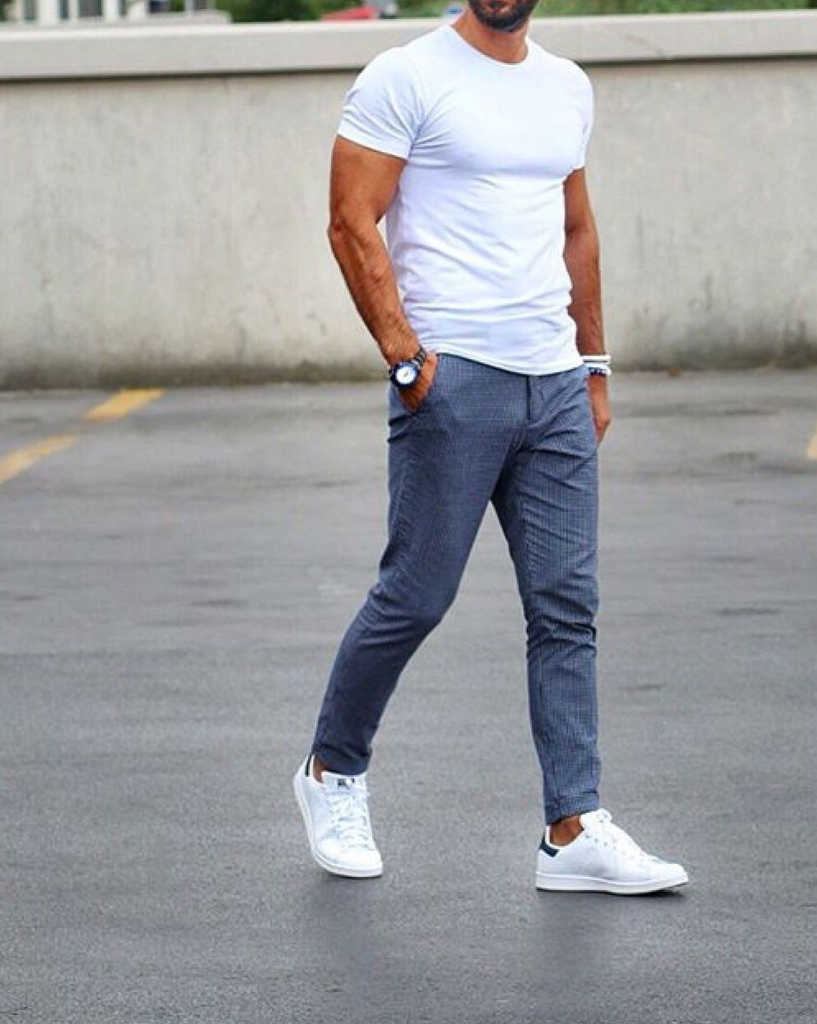 Серые штаны, белая футболка и кроссовки — простой и всегда выигрышный образ.