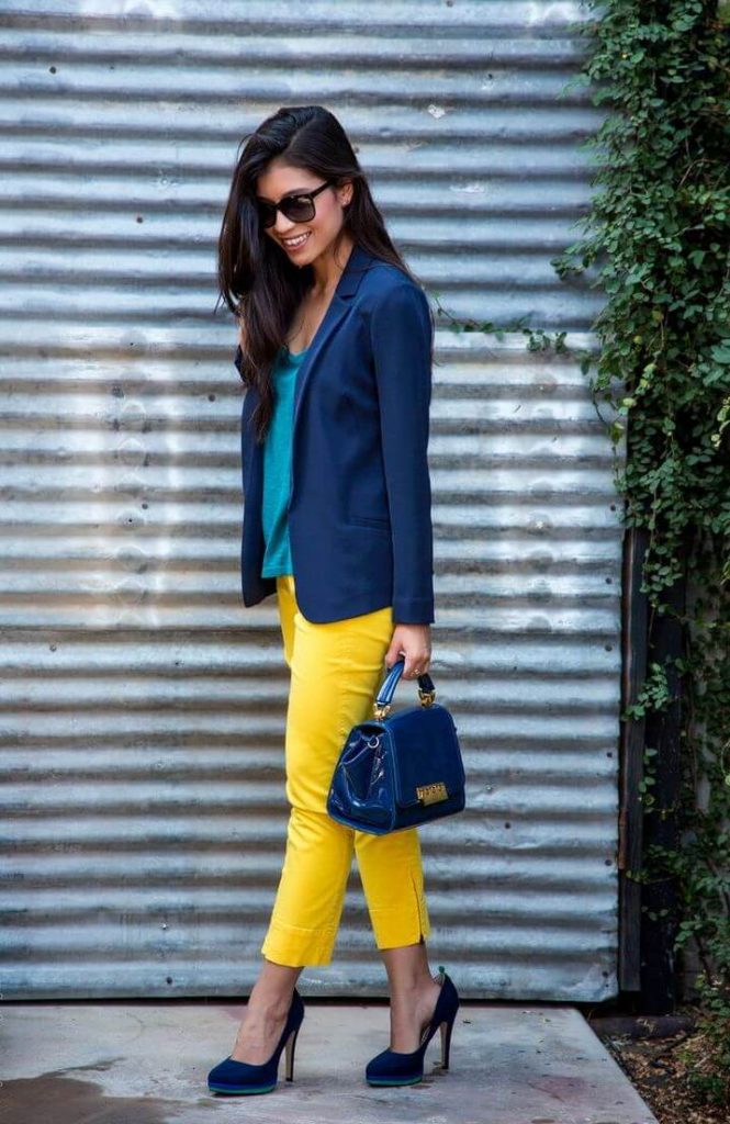 Синие туфли ярко смотрятся с укороченными желтыми брюками.
