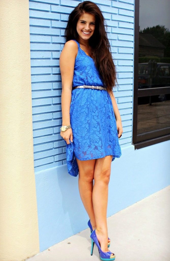 Синие туфельки с открытым носком прекрасно дополнят легкое летнее платье в тон обуви.