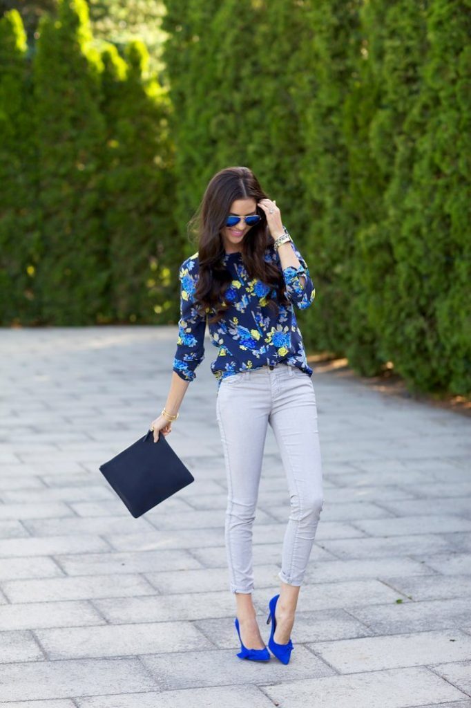 Светлые джинсы и ярко-синие лодочки смотрятся очень изысканно и стильно.