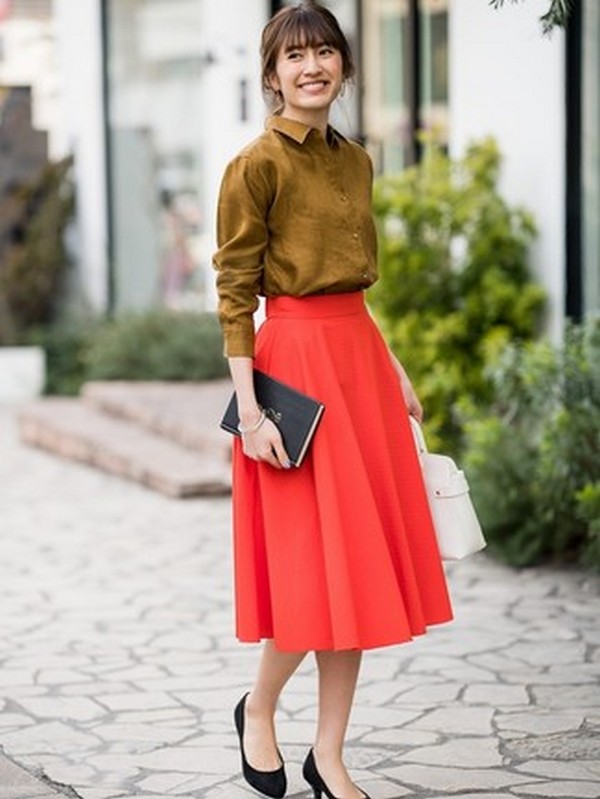 Стильная капсула – ярко красная расклешенная юбка и горчичная рубашка с длинным рукавом