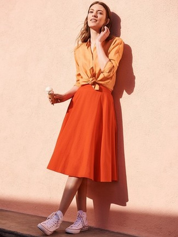 Оранжевая рубашка и расклешенная юбка на тон темнее – гармоничный сет в городском стиле