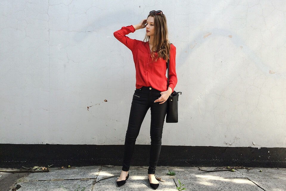 Красная рубашка – лучшее дополнение повседневного аутфита с черными зауженными брюками и балетками