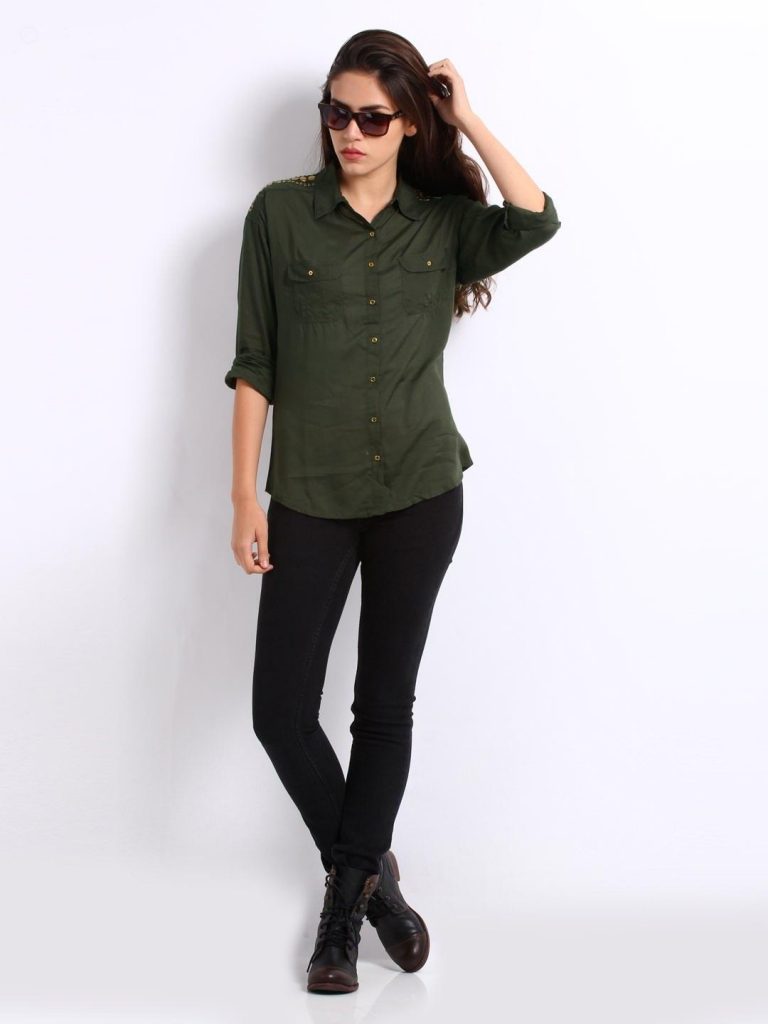 Модницы выбирают повседневный комплект из зеленой рубашки, черных брюк и кожаных ботинок на шнурках