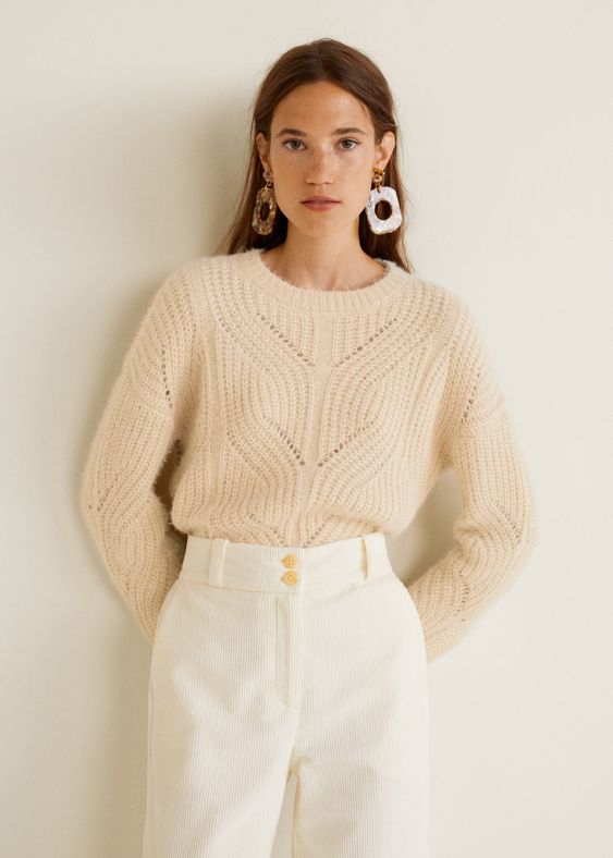 Бежевый свитер “косичка” в сочетании с белыми велюровыми брюками прямого кроя. Образ дополнен аксессуарами.