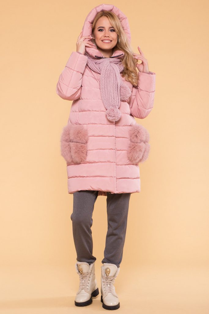 Зима — не повод для грусти. Розовая куртка и шарф подарят хорошее настроение вам и прохожим.