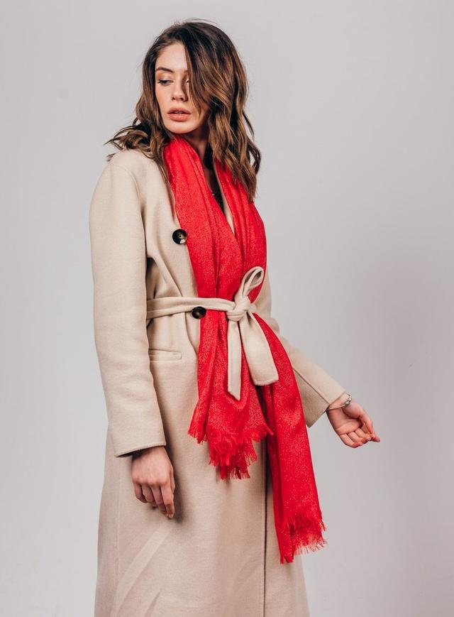 Модницы завязывают шарфы поясом от тренча или пальто.