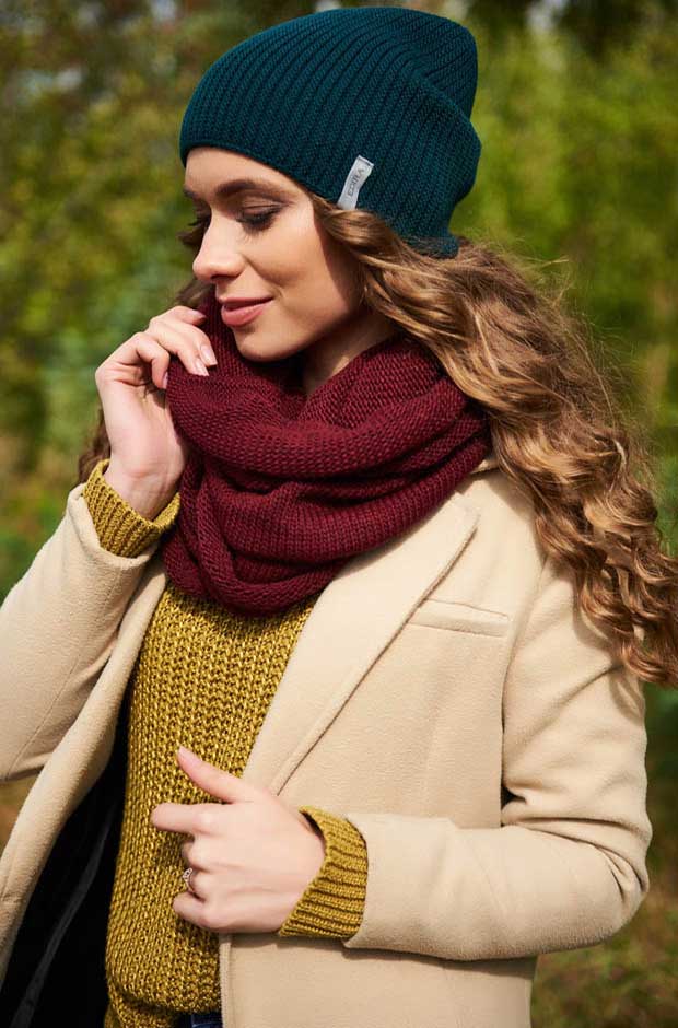 Шапка и шарф разных оттенков — модная тенденция.
