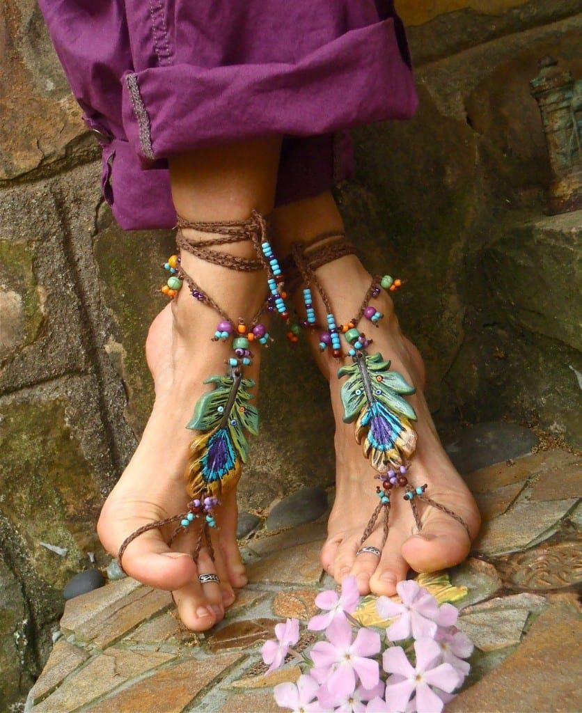 Браслеты на ногу подчеркивают свободу и натуральность образов в стиле бохо