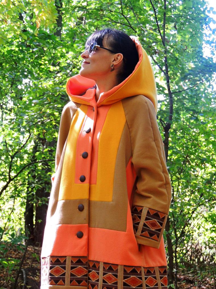 Яркие, в теплых оттенках плащи-пальто - лучший выбор для формирования весеннего лука в стиле бохо
