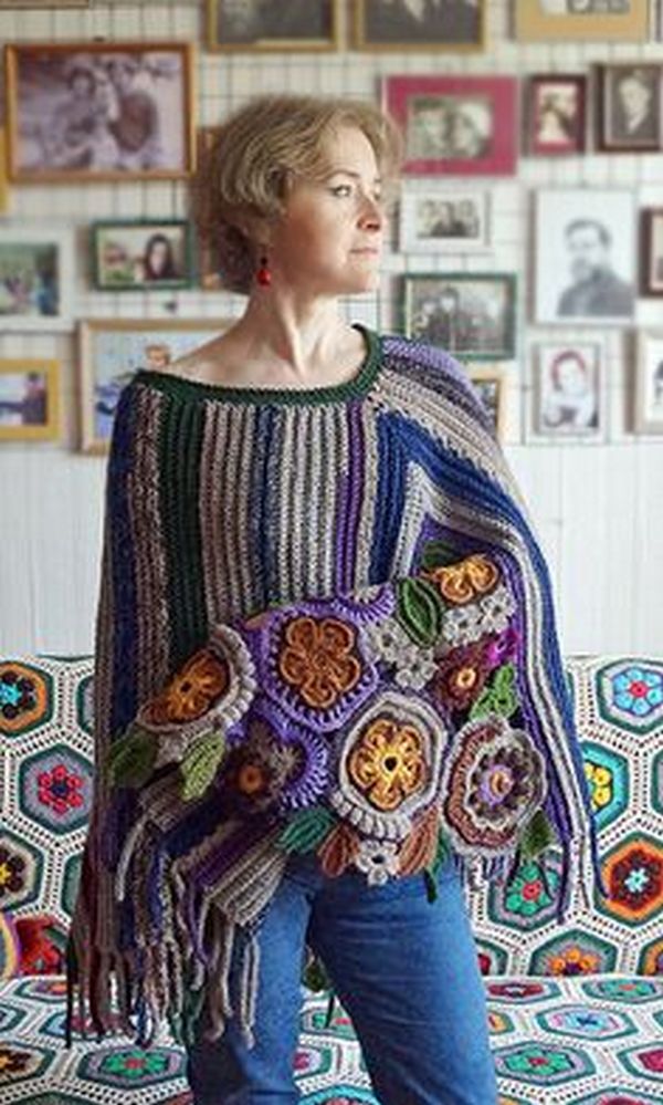 Бахрома, цветы крупной вязки - характерный декор свитеров в бохо стиле