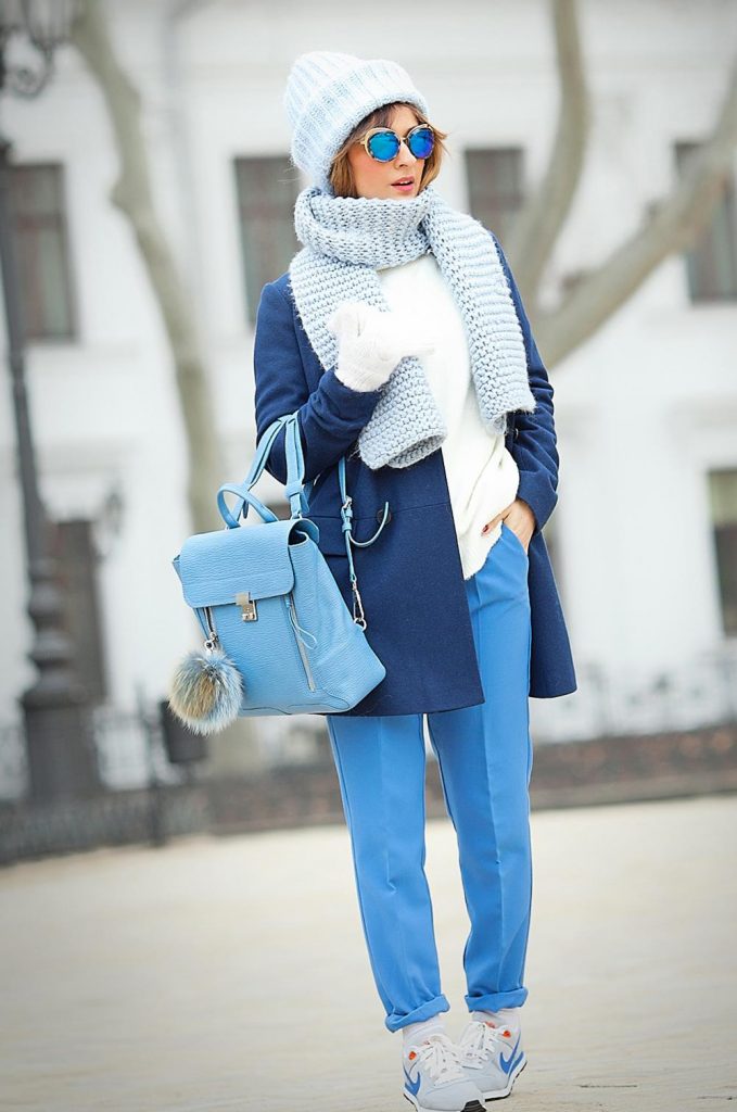 Лазурно-голубая гамма шарфа - отличное дополнение к насыщенно-синему цвету верхней одежды