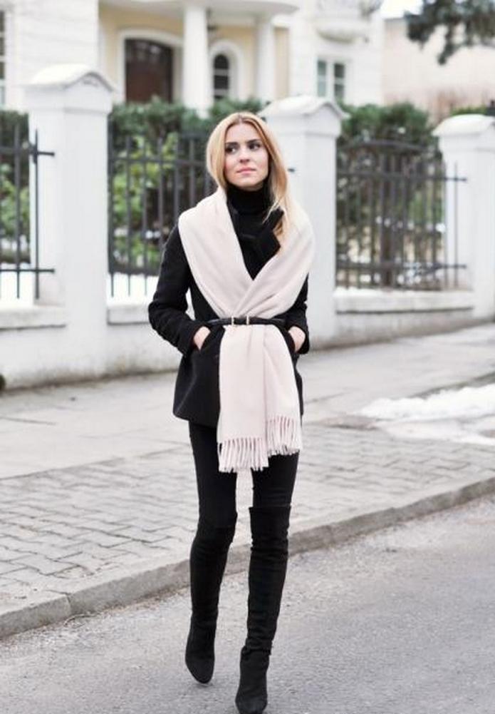 Черное пальто и белый шарф - строго-элегантная классика стиля