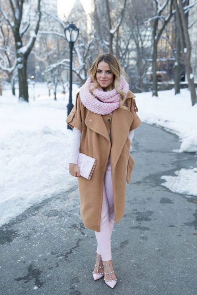 Утонченно-женственно выглядит тандем светло-коричневого пальто и нежно-розового шарфа