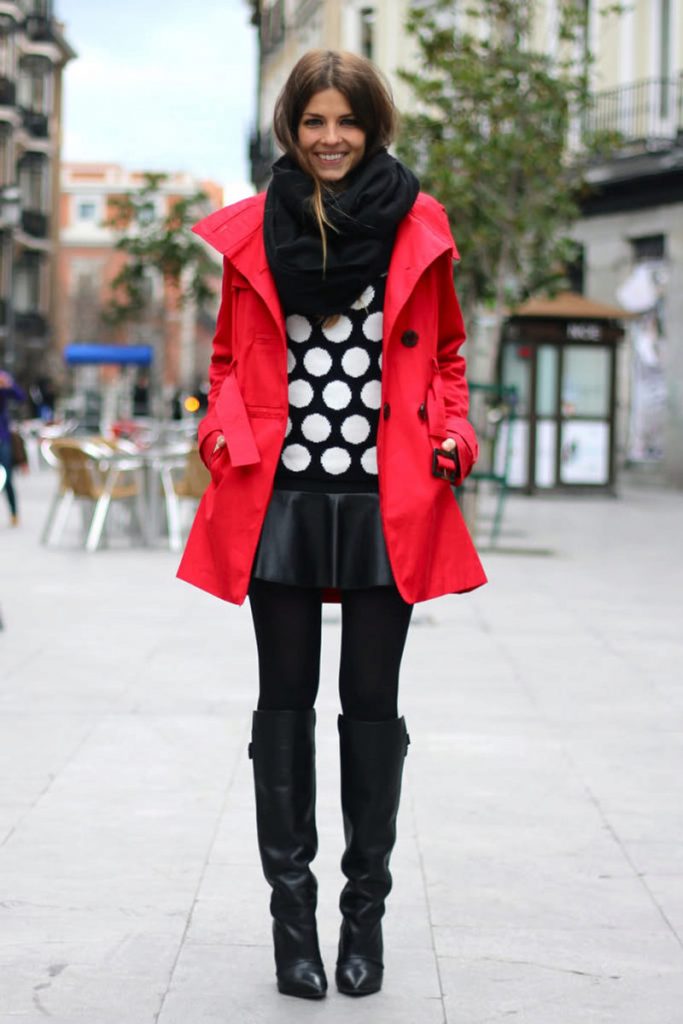 Черный шарф - контрастная деталь в луке с ярко-красным пальто