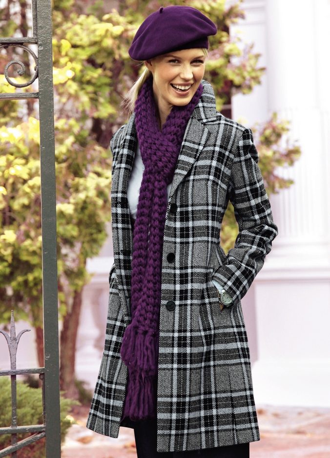 Яркий шарф к пальто в клетку стоит выбирать, если в капсулу включен аксессуар аналогичной расцветки