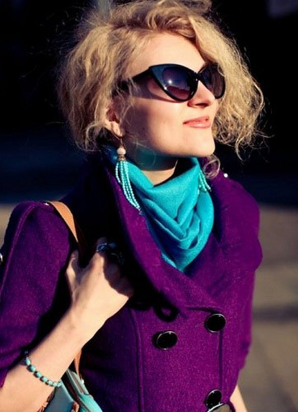 Бирюзовый шарф сделает капсулу с фиолетовым пальто более экстравагантной и стильной
