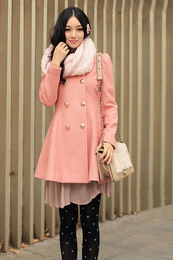 Нежно-розовое пальто и персиково-розовый шарф - лучший выбор для создания женственного и романтичного аутфита