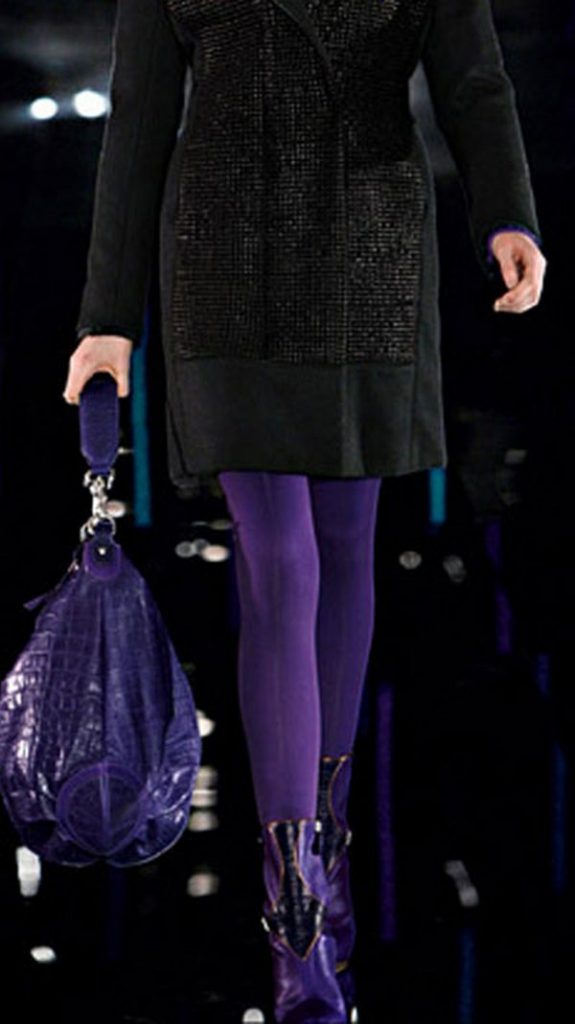 Черный и фиолетовый – гармоничное сочетание цветов платья, колготок и обуви