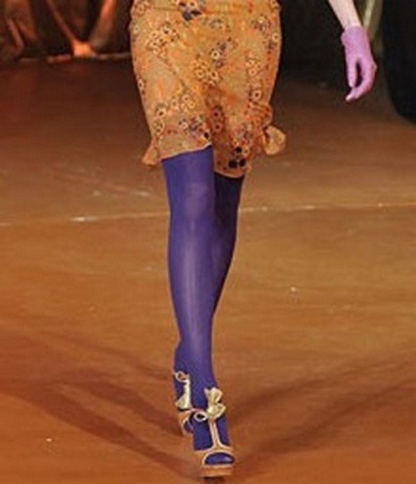 Удачное сочетание фиолетовых колготок, а также платья и босоножек севтло-оранжевого цвета
