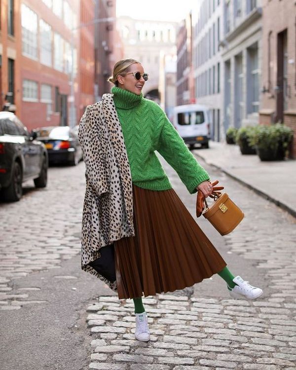 Коричневая плиссированная юбка и ярко-зеленые колготки – броский и эффектный повседневный образ