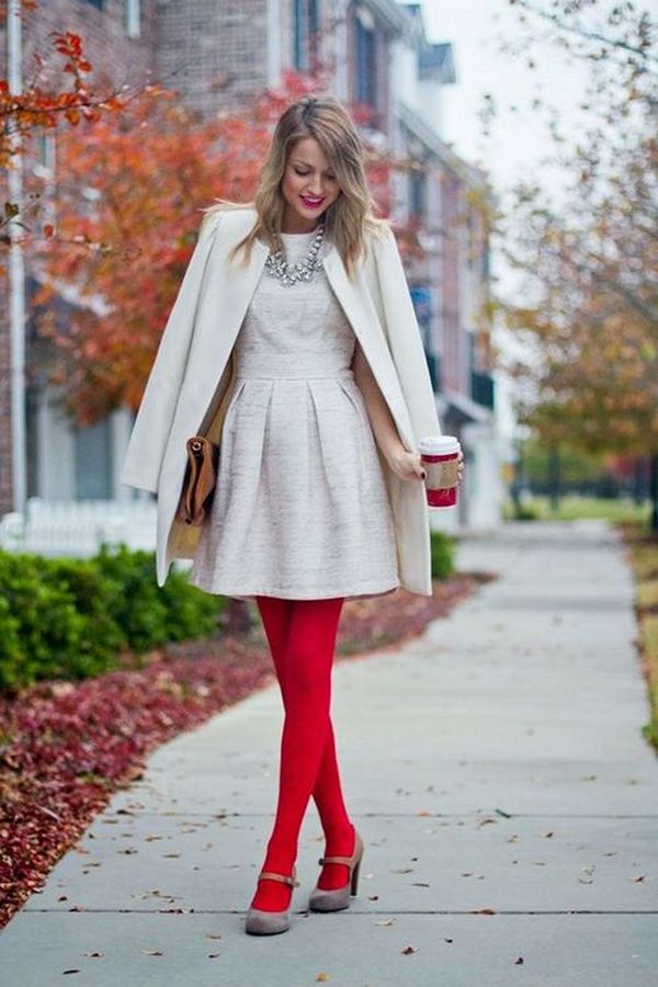 Красные колготки и белое платье – праздничный лук для стильных леди