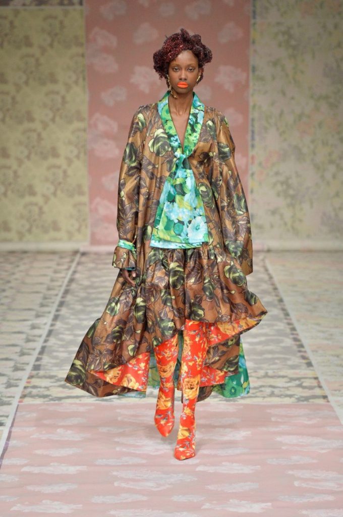 Оригинальный наряд в стиле бохо – колготки и элементы юбки с принтами одинаковой расцветки