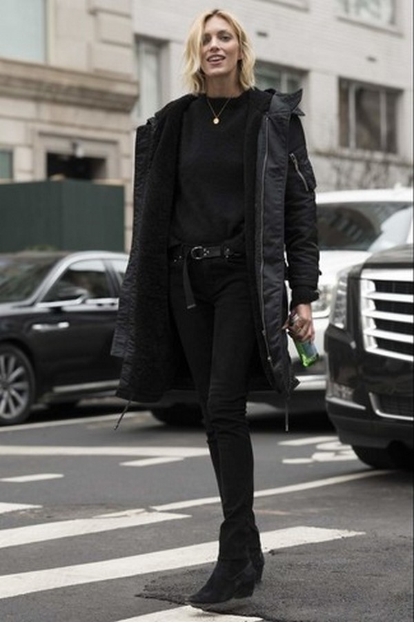 Total black лук – стильный пример комбинации с монохромными предметами гардероба