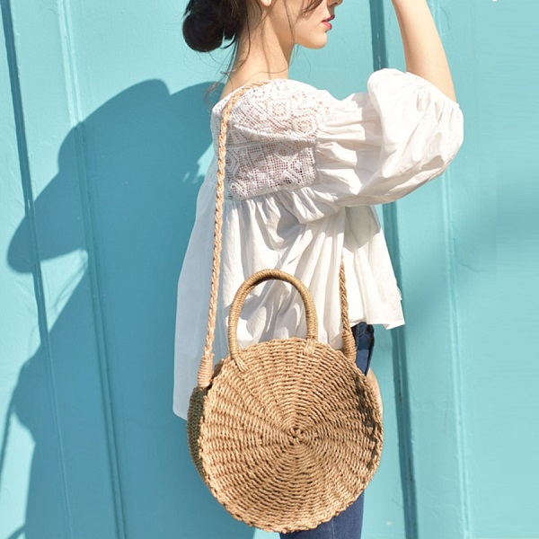 Джинсы, светлая рубашка оверсайз и круглая плетеная сумка — еще одна идея модного лука.
