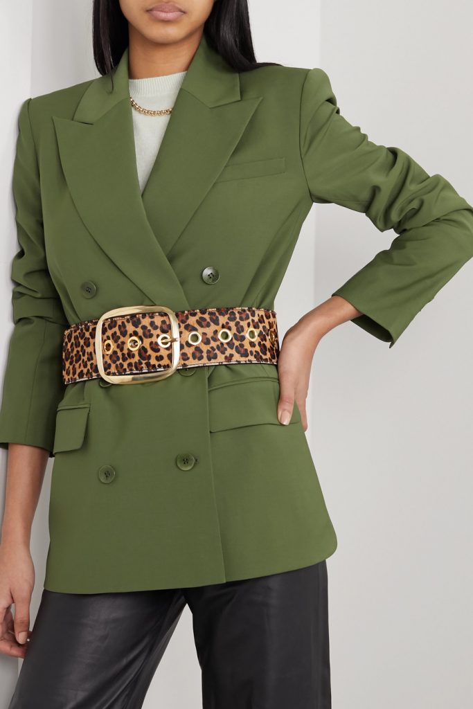 Леопардовый пояс делает сочетание кожаных брюк с просторным жакетом более женственным