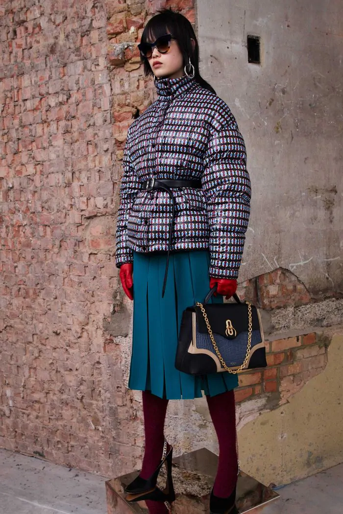 Образ в стиле casual от Mulberry: длинный пояс продолжает экстравагантную тему туфель и сумки