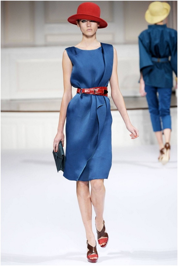 Лаковый фактурный ремень превращает платье припыленного синего оттенка в эффектный выходной наряд
