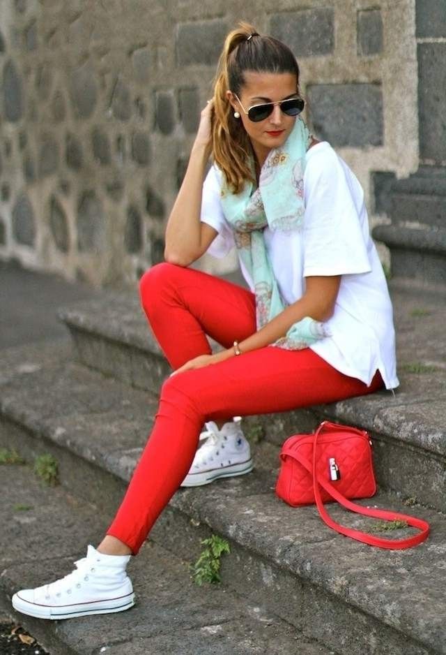 Красные леггинсы и сумочка на ремешке — модные акценты образа.
